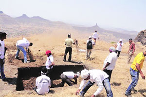 भर उन्हात रांजणगिरी किल्ल्यावर स्वच्छता