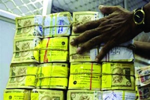 दुष्काळी अनुदानासाठी लाच देणाऱ्या दोन शेतकऱ्यांना अटक