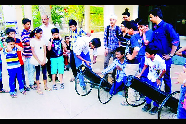 ..‘रोबोट’ आणि हवेच्या दाबावर उडणारे रॉकेट
