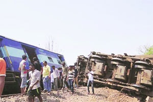 अपुरे मनुष्यबळ व दुय्यम साहित्यामुळे अपघातांची मालिका? अपुरे मनुष्यबळ व दुय्यम साहित्यामुळे अपघातांची मालिका?