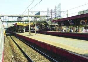 फलाटांची उंची वाढवण्यास आजपासून सुरुवात फलाटांची उंची वाढवण्यास आजपासून सुरुवात