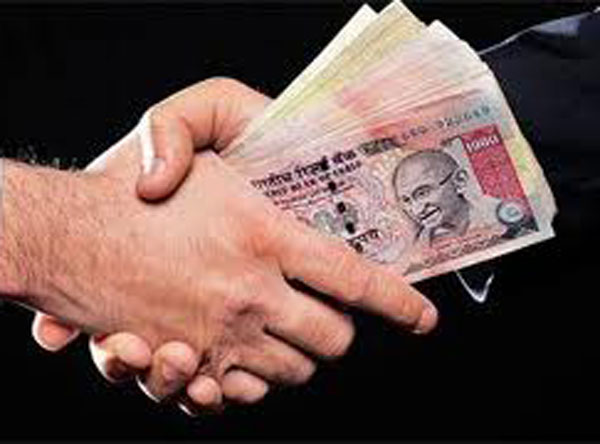 लाच घेतल्याप्रकरणी अधिका-यास सक्तमजुरी लाच घेतल्याप्रकरणी अधिका-यास सक्तमजुरी