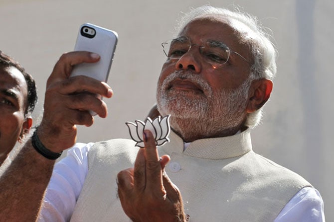 नरेंद्र मोदींना ‘कमळ दर्शन’ भोवले