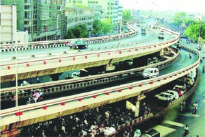 महाराष्ट्राचा कायदा, गुजरातचा फायदा