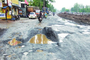 आमदार रस्ते ठेकेदारांची बाजू घेतात- चोरगे