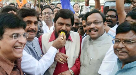 दलितांनी काढला काँग्रेस-राष्ट्रवादीवर राग दलितांनी काढला काँग्रेस-राष्ट्रवादीवर राग