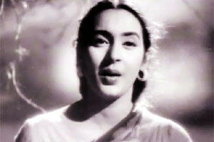 चाँद फिर निकला…