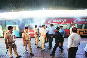 रेल्वेगाडय़ांचे धुमसणे सुरूच रेल्वेगाडय़ांचे धुमसणे सुरूच