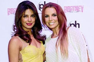 वेगासमध्ये प्रियांका चोप्रा आणि ब्रिटनी स्पिअर्सची भेट वेगासमध्ये प्रियांका चोप्रा आणि ब्रिटनी स्पिअर्सची भेट