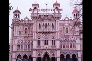सत्ताधा-यांचे हितसंबंध धोक्यात आल्यानेच गुडेवारांना विरोध