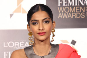 बॉलीवूडजनांवर टीका नको रे बाबा!- सोनम कपूर बॉलीवूडजनांवर टीका नको रे बाबा!- सोनम कपूर