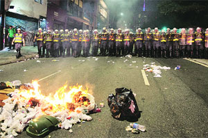 ब्राझीलमध्ये चाहत्यांच्या संतापाचा पुन्हा उद्रेक