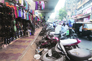 पे अँड पार्कसाठी कापड बाजारात जागेचे संपादन