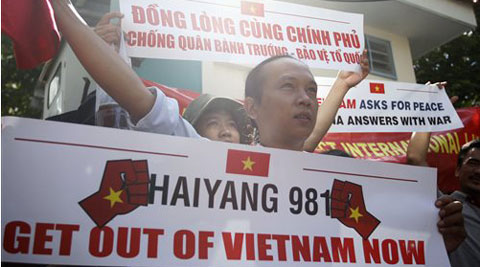 कामगारांना व्हिएतनाममधून मायदेशी आणण्यासाठी चीनची जहाजे रवाना कामगारांना व्हिएतनाममधून मायदेशी आणण्यासाठी चीनची जहाजे रवाना