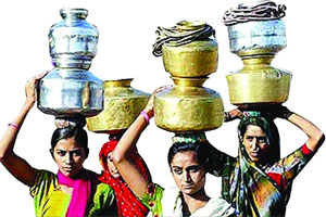 महिला सरपंचासह सदस्यांना पाण्यासाठी ग्रामस्थांनी कोंडले