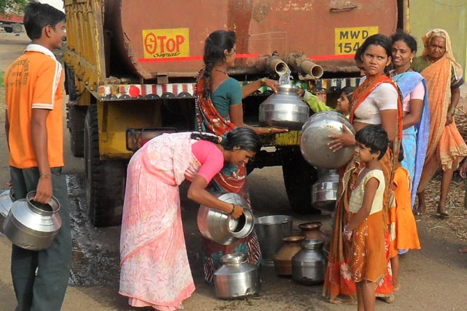 थंडी टंचाईची तीव्रता जास्त; जिल्ह्य़ात १०१ टँकरमधून पाणी