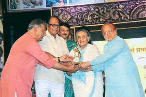 सात दशकांच्या कारकीर्दीला लाभले प्रभात जीवनगौरव पुरस्काराचे कोंदण