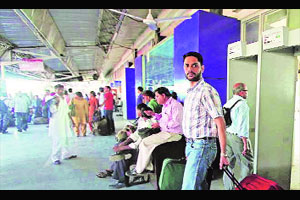रेल्वे स्थानकांची सुरक्षा वाऱ्यावर रेल्वे स्थानकांची सुरक्षा वाऱ्यावर