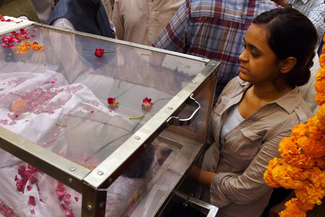 व्हिडिओ : अंतिम दर्शनासाठी गोपीनाथ मुंडेंचं पार्थिव भाजप प्रदेश कार्यालयात व्हिडिओ : अंतिम दर्शनासाठी गोपीनाथ मुंडेंचं पार्थिव भाजप प्रदेश कार्यालयात