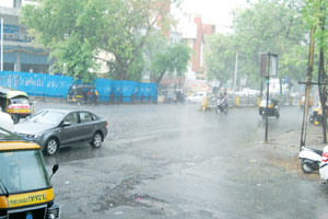 शहराला पुन्हा वादळाचा तडाखा