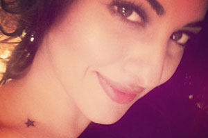 वाढदिवसाची भेट म्हणून सोनाक्षीने गोंदवला टॅटू! वाढदिवसाची भेट म्हणून सोनाक्षीने गोंदवला टॅटू!