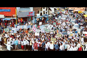 हद्दवाढीच्या विरोधात कोल्हापुरात महामोर्चा हद्दवाढीच्या विरोधात कोल्हापुरात महामोर्चा