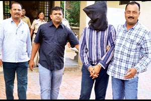 मध्य प्रदेशातील चौघांना अटक, तीन कट्टे हस्तगत मध्य प्रदेशातील चौघांना अटक, तीन कट्टे हस्तगत