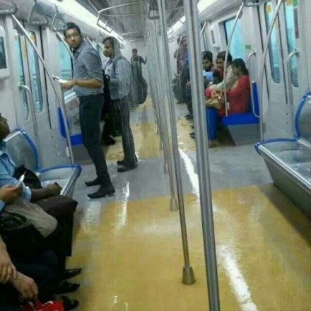 व्हिडिओ…जेव्हा पहिल्या पावसात मेट्रोही गळायला लागते!