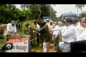 बेळगावमधील मराठी फलकावरील कारवाईने कोल्हापुरात तणाव बेळगावमधील मराठी फलकावरील कारवाईने कोल्हापुरात तणाव