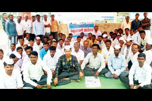 कला, क्रीडा, कार्यानुभव शिक्षकांचे धरणे आंदोलन कला, क्रीडा, कार्यानुभव शिक्षकांचे धरणे आंदोलन