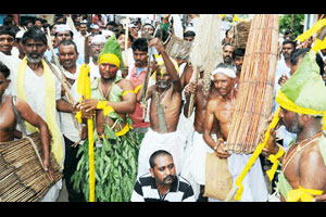 धनगर समाजाच्या विरोधात आदिवासी समाज रस्त्यावर धनगर समाजाच्या विरोधात आदिवासी समाज रस्त्यावर