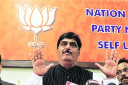 ‘कुबडय़ा’ फेकण्याची तयारी..