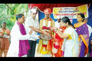 अनाथ पूजाचा विवाह घडला समाजाच्या साक्षीने अनाथ पूजाचा विवाह घडला समाजाच्या साक्षीने
