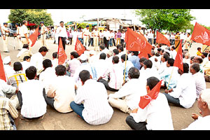शेतकरी-मजुरांच्या प्रश्नांवर भाकपचे दीडतास रास्तारोको शेतकरी-मजुरांच्या प्रश्नांवर भाकपचे दीडतास रास्तारोको