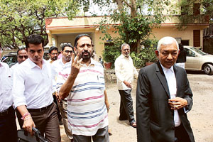 खासदारकीच्या निवडणुकीपासून फरार असलेले सुरेश कलमाडी खासदारकी गेल्यानंतर हजर खासदारकीच्या निवडणुकीपासून फरार असलेले सुरेश कलमाडी खासदारकी गेल्यानंतर हजर