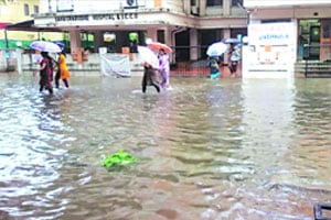 पनवेलमधील रस्ते जलमय पनवेलमधील रस्ते जलमय
