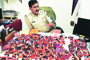 बँकातून वाहन तारण कर्ज काढून लाखो रुपयांची फसवणूक बँकातून वाहन तारण कर्ज काढून लाखो रुपयांची फसवणूक