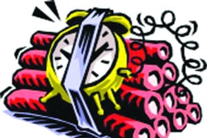 नाशिक पालिकेच्या इमारतीसमोर सापडला गावठी बॉम्ब नाशिक पालिकेच्या इमारतीसमोर सापडला गावठी बॉम्ब