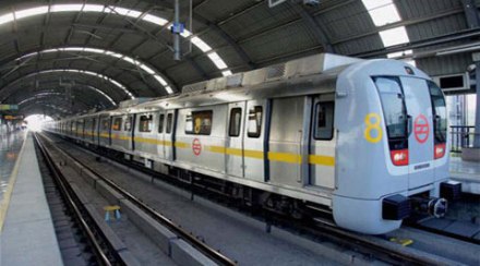 दिल्ली मेट्रो धावली दरवाजे उघडेच ठेवून; मोटारमन निलंबित