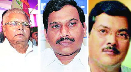 बंगल्यांमधील माजी मंत्र्यांच्या वास्तव्याबद्दल खुलासा करा बंगल्यांमधील माजी मंत्र्यांच्या वास्तव्याबद्दल खुलासा करा