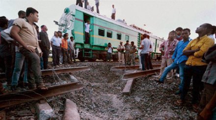 नक्षलवाद्यांनी बिहारमध्ये रेल्वे मार्ग उडवला