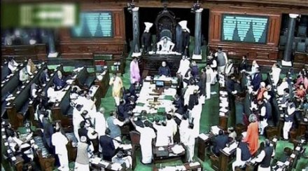 लोकसभेत हमरीतुमरी; सरकारचा सावध पवित्रा लोकसभेत हमरीतुमरी; सरकारचा सावध पवित्रा