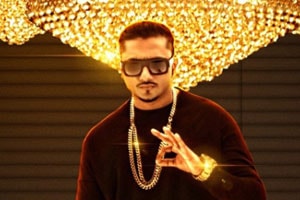 हनी सिंगकडून सोन्याच्या लॉकेटची भेट