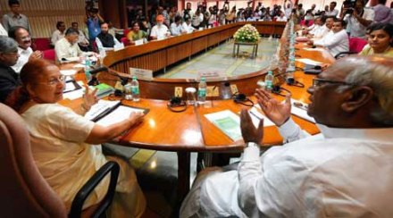 विरोधी पक्षनेतेपद नाकारल्यास काँग्रेसने न्यायालयात जावे – कमलनाथ