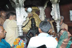 दुष्काळापासून वाचव – मुख्यमंत्र्यांचे विठ्ठलाचरणी साकडे