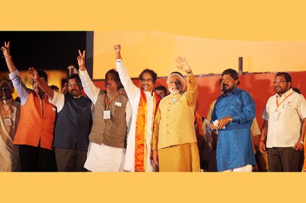 घटकपक्षांचा भाजपला निर्वाणीचा इशारा, राज्यातील सत्तेत १० टक्के वाटा देण्याची मागणी घटकपक्षांचा भाजपला निर्वाणीचा इशारा, राज्यातील सत्तेत १० टक्के वाटा देण्याची मागणी