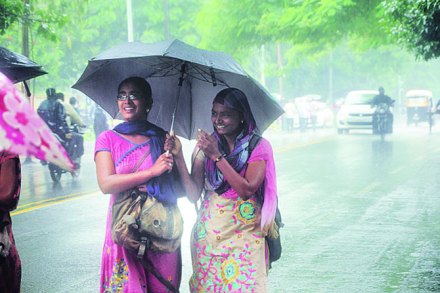 रायगडला मुसळधार पावसाने झोडपले