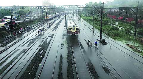 पाणी तुंबण्यास कारण की.. पाणी तुंबण्यास कारण की..