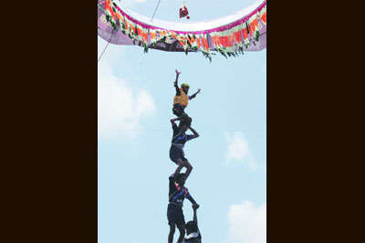 दहीहंडीत लहान मुलांना मनाई तरीही सरावात दहीहंडीत लहान मुलांना मनाई तरीही सरावात