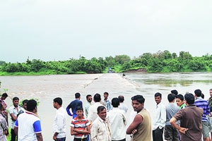 पावसापेक्षा अतिक्रमणामुळे पूरसदृश परिस्थिती पावसापेक्षा अतिक्रमणामुळे पूरसदृश परिस्थिती